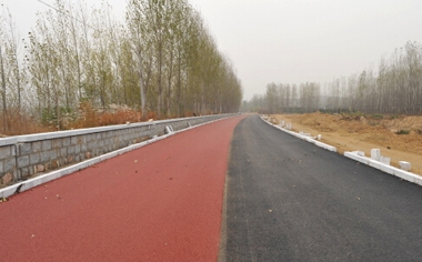 2014年花溪田园路的彩色沥青现场施工.